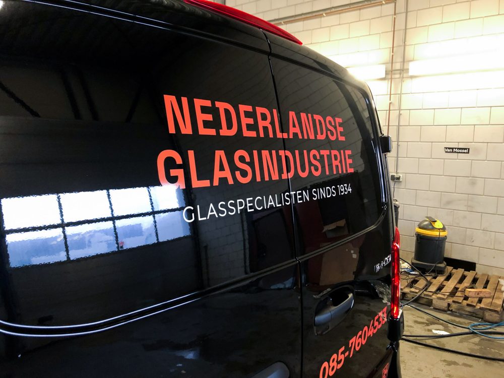 Auto reclame belettering de Nederlandse glasindustrie fodefi creatief bureau reclamebureau Rotterdam stickers