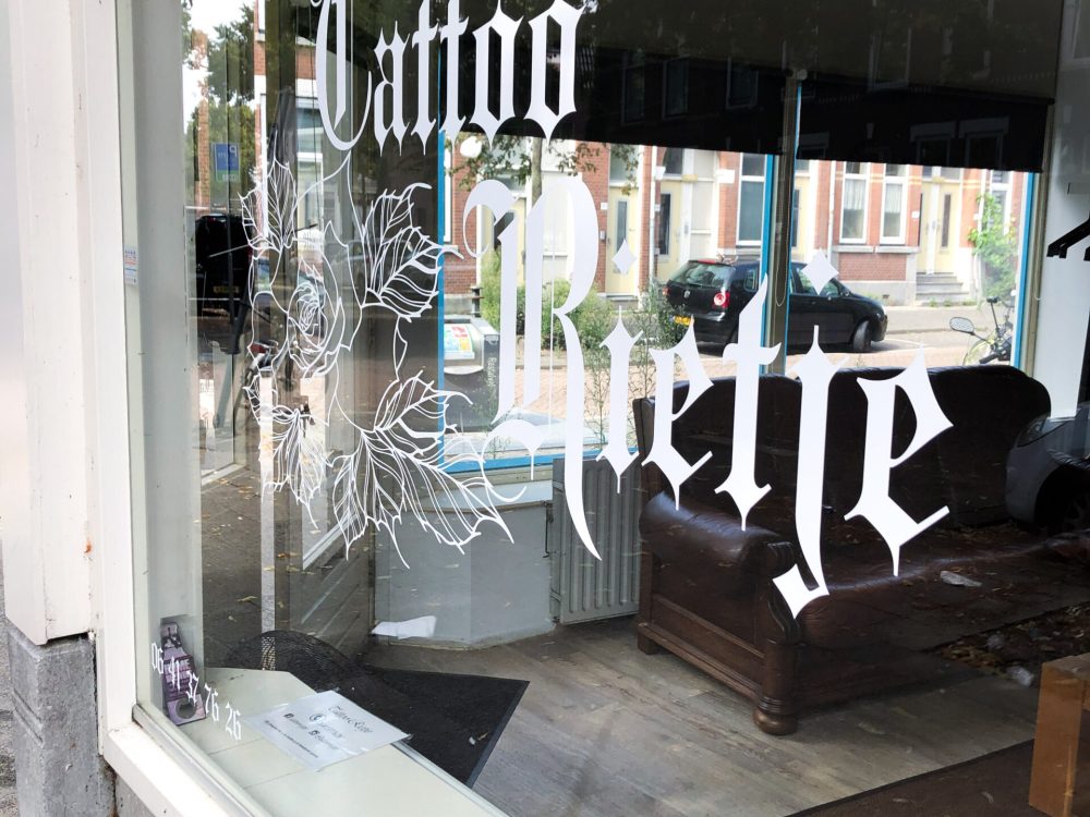 Raam belettering raam stickers Tattoo Rietje Fodefi Creatief Bureau Rotterdam Reclamebureau Rotterdam